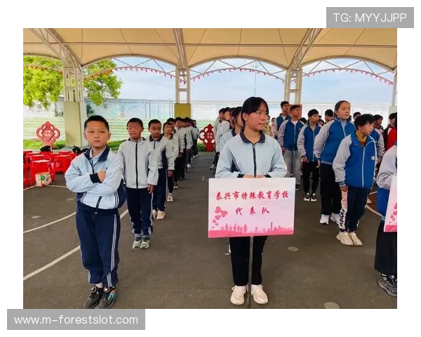 郑州小学校队参与表演赛 小球员梦想舞台启航